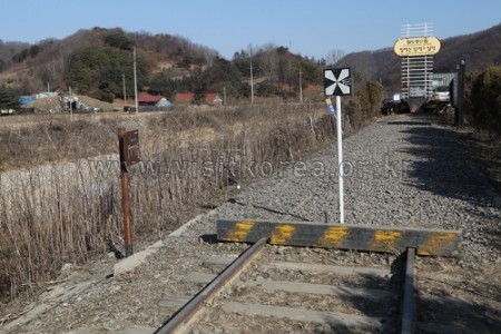 The Railroad Disconnection Point of the Gyeongwon Line (Sintalli station) (경원선 철도중단점-신탄리역)