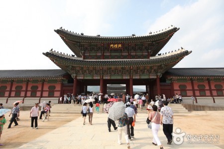 Gyeongbokgung Palace (Taegukgi-gil)