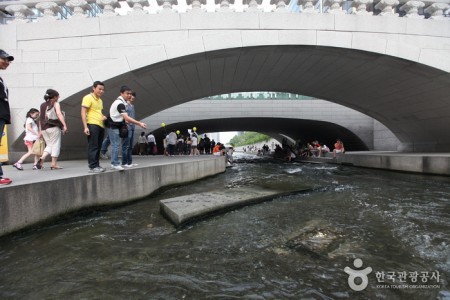 Cheonggyecheon Stream & Cheonggye Plaza