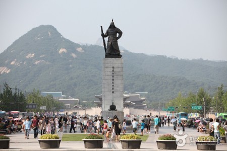 Statue of Admiral Yi Sun-Shin 