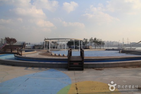 Outdoor Swimming Pools in Ttukseom Hangang Park 