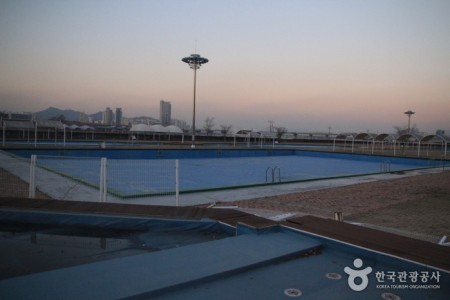 Outdoor Swimming Pools in Jamsil Hangang Park 