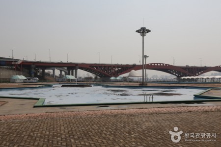 Outdoor Swimming Pools in Mangwon Hangang Park 