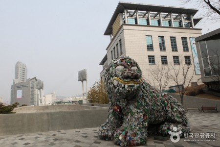 东大门历史文化公园(동대문역사문화공원)