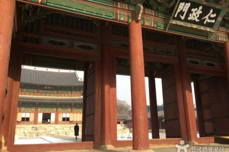 Changdeokgung Injeongmun Gate 