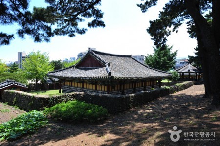 Jejuhyanggyo Confucian School (제주향교)