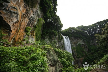 Eongtto Falls 