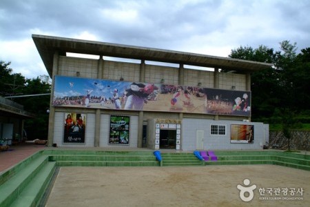 安城男寺黨公演場(안성 남사당 공연장)