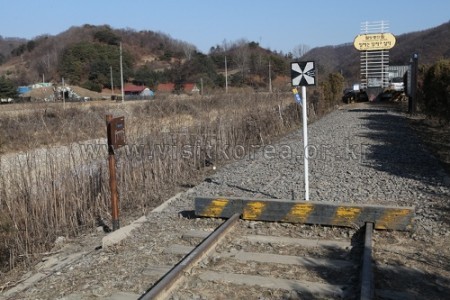 京元線鉄道中断点（新炭里駅）（경원선 철도중단점（신탄리역））