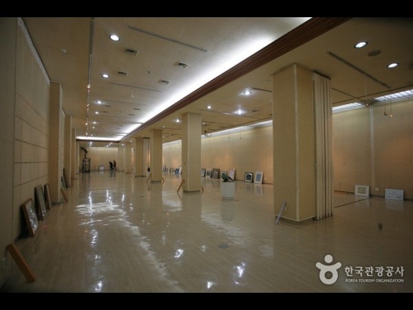 釜山文化会館 부산문화회관 トリップポーズ