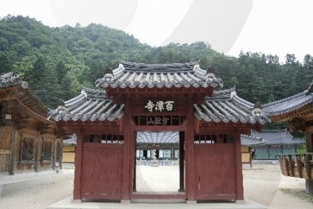 Baekdamsa Temple 