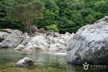 云日岩半日岩溪谷