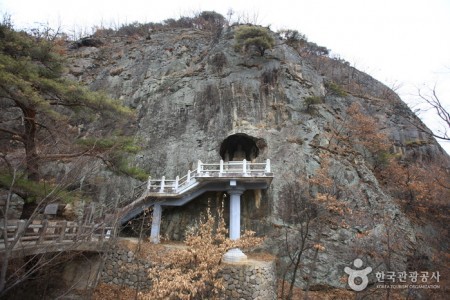 Gunwi Buddha Triad Grotto (2nd Seokguram) (군위 아미타여래삼존 석굴)