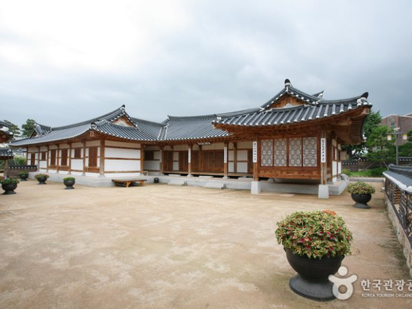 Gimhae Hanok Experience Hall - Korea Tour | Trippose