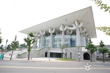 Gyeongnam Culture & Arts Center 