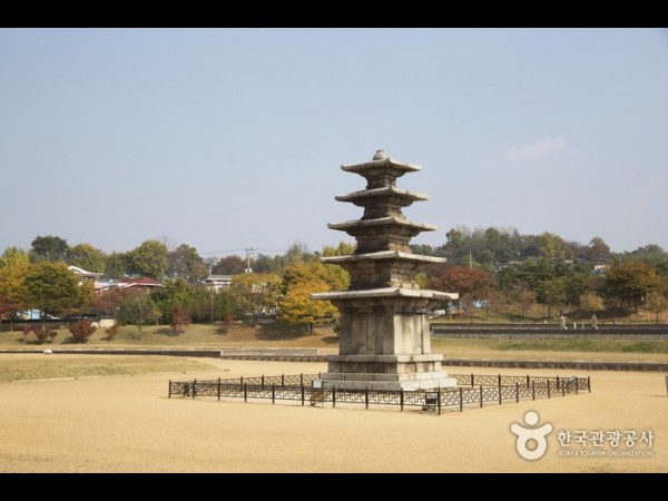 扶余定林寺址・定林寺址五層石塔[ユネスコ世界文化遺産] 부여 정림사지.정림사지 오층석탑[유네스코 세계문화유산] トリップポーズ