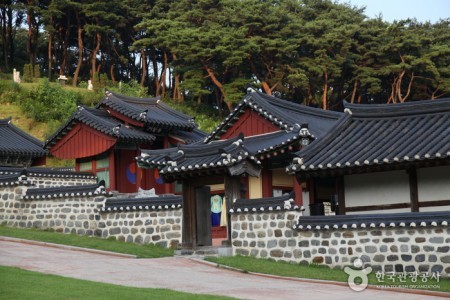 Munheon Confucian School (문헌서원)