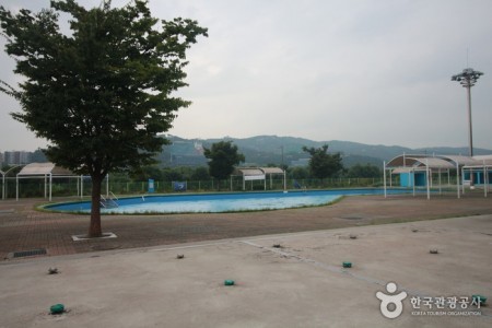 Outdoor Swimming Pools in Gwangnaru Hangang Park 