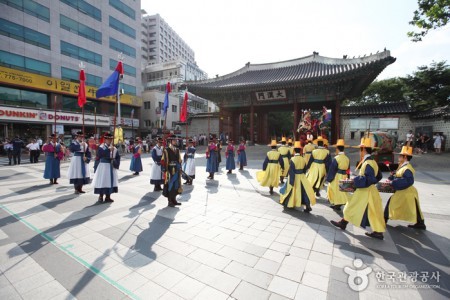 Deoksugung Palace's Daehanmun Gate 