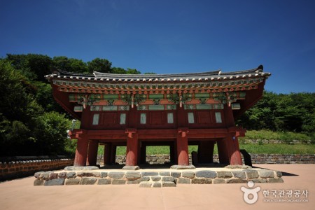 Jeoksangsan National Archives Site (적상산사고지)