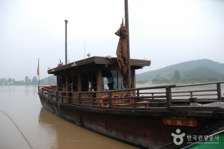 Goransa Ferry (고란사유람선)