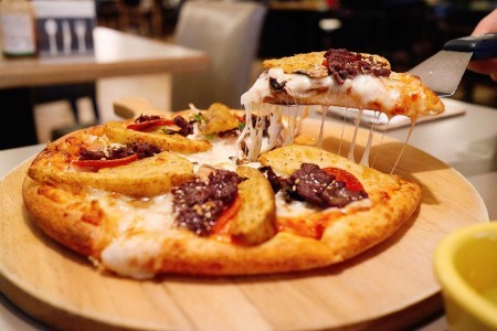 Lee Jae Mo Cheese Crust Pizza