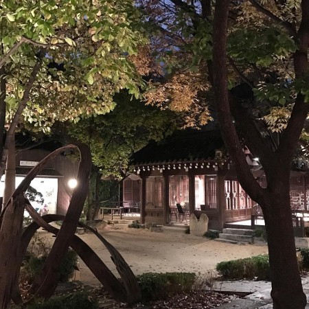 Hanok (traditional house) cafes in downtown Seoul! Coffee shop at the ...
