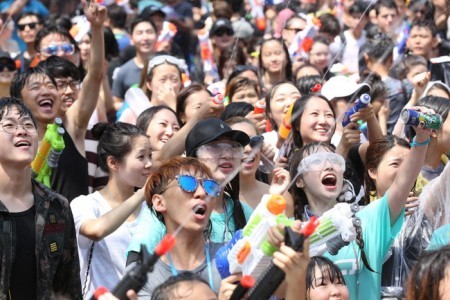 新村水枪节물총축제