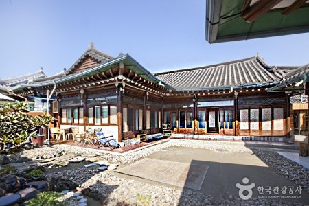 The Hanok (더한옥)[한국관광품질인증제/ Korea Quality]