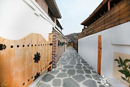 Jeonju Hanok Korean House (전주한옥숙박체험관)[한국관광품질인증제/ Korea Quality]