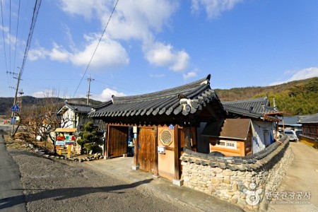 Long-running Motgoldaek House (개실마을영농조합법인 못골댁)[한국관광품질인증제/ Korea Quality]