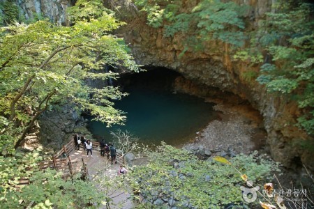 Bidulginangpokpo Falls (비둘기낭폭포)