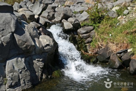 橋洞カマソ（漢灘江国家地質公園）（교동 가마소 (한탄강 국가지질공원)）