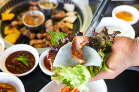 Hayeong (Offering Roasted Black Pork) (흑돼지구이집 하영)