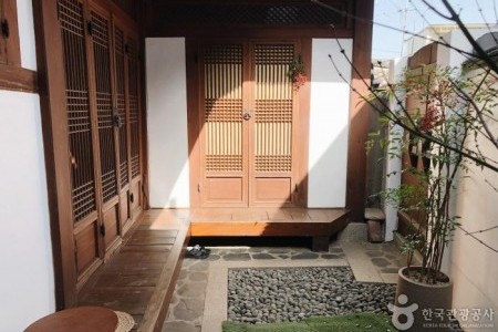 Roomin Bukchon [Korea Quality] / 루민북촌 [한국관광 품질인증]