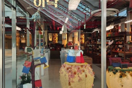 HANJISAENGGAK LeeDak Hanji Art Gallery & Cafe - Incheon Sangsang Platform Branch