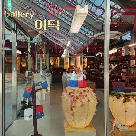 HANJISAENGGAK LeeDak Hanji Art Gallery & Cafe - Incheon Sangsang Platform Branch