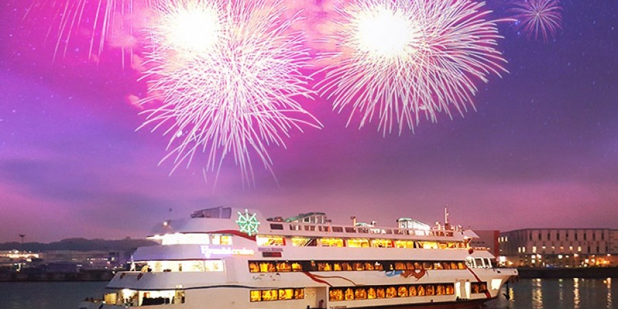 New Year's Eve Han River Buffet Dinner Cruise with Fireworks and Countdown Celebration in Seoul, Korea